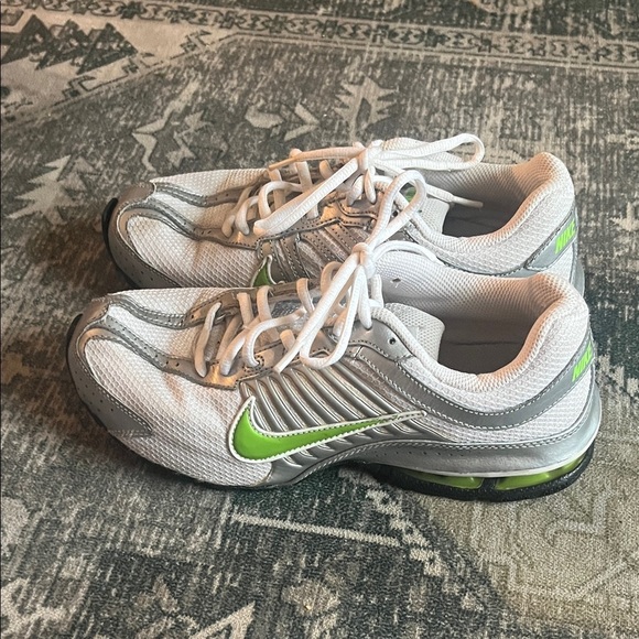 Nike women’s Reax White and Gray Sneakers with Lime Green Details size 8 - Picture 1 of 7